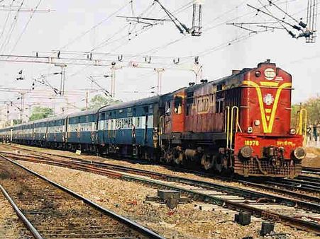 റെയില്‍പാളത്തില്‍ തലവച്ച് വീട്ടമ്മ ആത്മഹത്യക്ക് ശ്രമിച്ചു