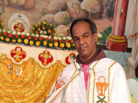 കുട്ടികളുടെ അശ്ലീല വീഡിയോ കാണുകയും 14 കാരന് നല്‍കുകയും ചെയ്ത മലയാളി വൈദികന്‍ അറസ്റ്റില്‍