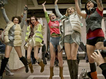 പാന്റ്‌സിടാതെ ട്രെയിന്‍ യാത്ര... നോ പാന്റ്‌സ് ദിനം ഇത്തവണയും ഹിറ്റ്