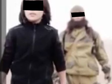 10 വയസുള്ള ഐസിസ് ഭീകരന്‍ നടത്തുന്ന ക്രൂരതയുടെ ദൃശ്യങ്ങള്‍ പുറത്ത്, വീഡിയോ