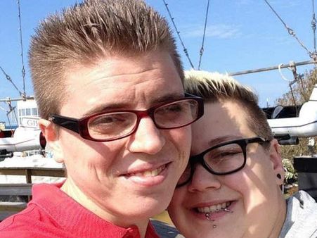 ലെസ്ബിയന്‍ ദമ്പതിമാരെ ടോയ്‌ലറ്റില്‍ നിന്ന് പുറത്താക്കി... കാരണം അറിയണ്ടേ...