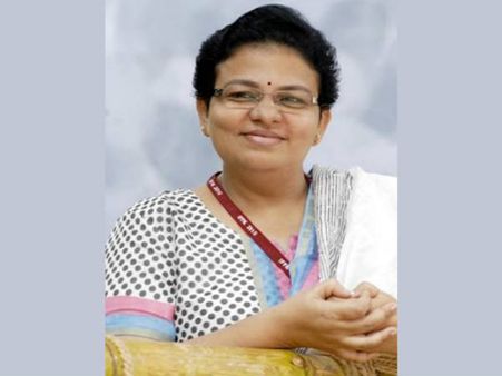 സ്വന്തം ഭര്‍ത്താവിനെ ചുംബിച്ചതിന് തിരക്കഥാകൃത്ത് ദീദി ദാമോദരന് നടപടി