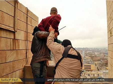 സ്വവര്‍ഗാനുരാഗികളെ തള്ളിയിട്ട് കൊന്നും സ്ത്രീയെ കല്ലെറിഞ്ഞ് കൊന്നും ഐസിസ്, ദൃശ്യങ്ങള്‍