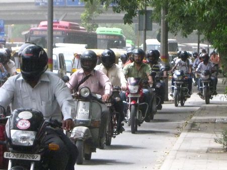 ഹെല്‍മെറ്റ് വച്ചിട്ടും പോലീസ് വണ്ടിക്കു മുന്നില്‍ കൈകാണിച്ചു,ജനങ്ങള്‍ ഞെട്ടി