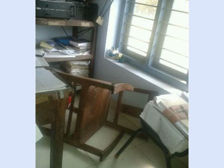 സര്‍ട്ടിഫിക്കറ്റ് കിട്ടിയില്ല, പരപ്പനങ്ങാടി വില്ലേജ് ഓഫീസ് അടിച്ചങ്ങ് തകര്‍ത്തു