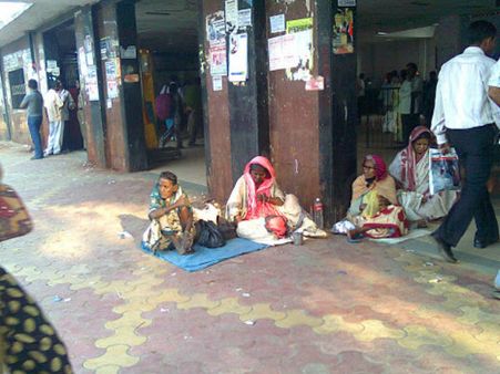 യാചകരില്‍ നിന്നും വില്‍പ്പനക്കാരില്‍ നിന്നും റെയില്‍വെ ഈടാക്കിയത് 70 ലക്ഷം രൂപ