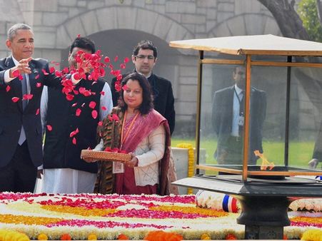 ഗാന്ധിജിക്ക് മുന്നില്‍ തലകുനിച്ച് ഒബാമ, ചെടിയും നട്ടു... ചിത്രങ്ങള്‍