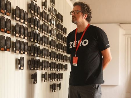 അപശ്രുതിയിലൂടെ രാഷ്ട്രീയം പറഞ്ഞ് കലാകാരന്‍