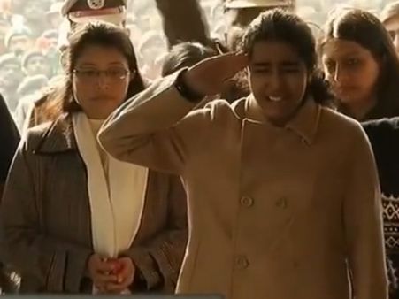 ഭീകരാക്രമണത്തില്‍ കൊല്ലപ്പെട്ട കേണലിന് 11കാരിയായ മകളുടെ ധീരോദാത്തമായ സല്യൂട്ട് , കാണൂ