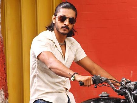 എസ്‌ഐ തടഞ്ഞുനിര്‍ത്തി തല്ലിയെന്ന് നടന്റെ പരാതി