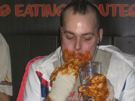 30 മിനിട്ട് കൊണ്ട് 444 ചിക്കന്‍ വിങ്സ് തിന്ന് അമേരിയ്ക്കക്കാരന്‍