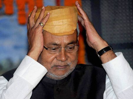 നിതീഷ് കുമാറിന് പണി കിട്ടി; ബിഹാര്‍ മന്ത്രിസഭ പിരിച്ചുവിടാന്‍ ശുപാര്‍ശ