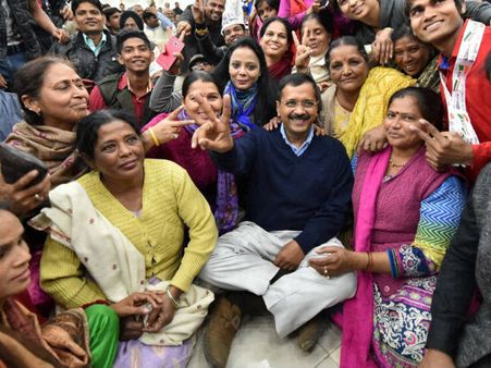 വോട്ടെണ്ണല്‍ ആരംഭിച്ചു; ആപ്പ് കുതിയ്ക്കുന്നു