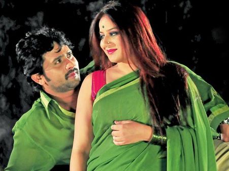 ബൈക്ക് യാത്രക്കാരിയെ കാറിടിച്ചു തെറിപ്പിച്ച നടി ഒളിവില്‍