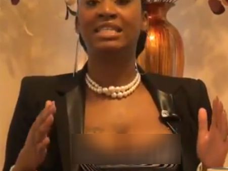 മാറിടം പ്രദര്‍ശിപ്പിച്ച് യുവതിയുടെ സുവിശേഷ പ്രസംഗം, വീഡിയോ കാണൂ