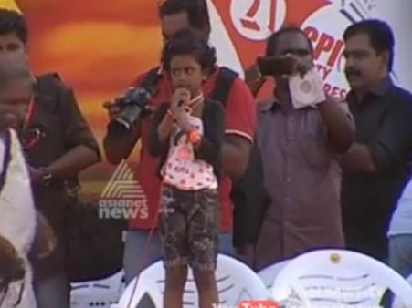 സിപിഎം സമ്മേളനത്തില്‍ 3വയസ്സുകാരിയുടെ പാട്ട് അത്ഭുതമാകുന്നു