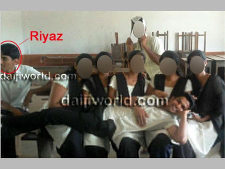 പെണ്‍കുട്ടികളുടെ മടിയില്‍ ഒരു ആണ്‍കുട്ടി കിടന്നാലെന്താ... മര്‍ദ്ദിക്കാന്‍ നിങ്ങളാര്?