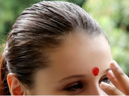 കുറി തൊട്ടെത്തിയ വിദ്യാര്‍ഥിനിയ്ക്ക് കടുത്ത ശിക്ഷ, ടിസി നല്‍കുമെന്ന് ഭീഷണി