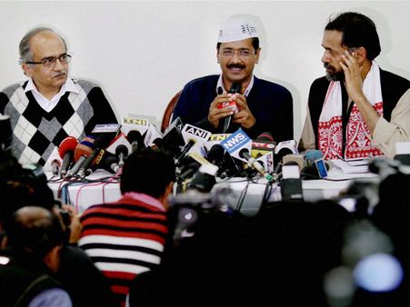 ആപ്പില്‍ ചേരിപ്പോര് രൂക്ഷം, കെജ്രിവാള്‍ അവധിയില്‍!