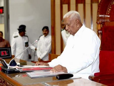 ദേശീയഗാനത്തിനിടെ ഗവര്‍ണര്‍ വേദി വിട്ടത് വിവാദമായി