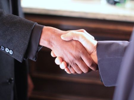 ഷേക്ക് ഹാന്‍ഡ് വേണ്ട നമസ്‌തേ മതി