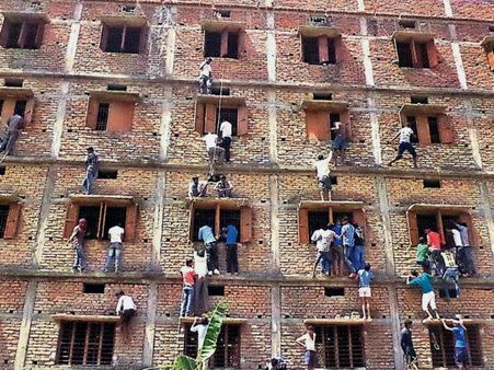 പത്താംക്ലാസ് പരീക്ഷയ്ക്ക് കോപ്പിയടിക്ക് സഹായിക്കാന്‍ രക്ഷിതാക്കള്‍