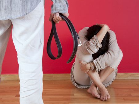 അമ്മയുടെ വാക്ക് കേട്ട് ആദ്യരാത്രിയില്‍ ഭാര്യയെ മര്‍ദ്ദിച്ച് ഗുരുതരാവസ്ഥയിലാക്കി