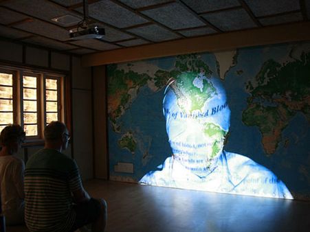 നോക്കുകൂലി; ബിനാലെയ്‌ക്കെത്തിയ അമേരിക്കന്‍ കലാകാരന്‍ സൃഷ്ടികള്‍ എറിഞ്ഞുടച്ചു