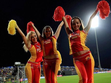 ഐപിഎല്‍ ടിക്കറ്റ് ബ്ലാക്കില്‍ വില്‍ക്കുന്നത് പോലീസുകാരന്‍!