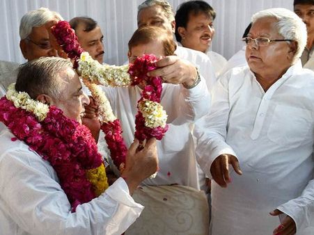 പിളര്‍ന്ന ജനതാ പാര്‍ട്ടികള്‍ ലയിച്ച് ഒന്നായി; മുലായം ചെയര്‍മാന്‍