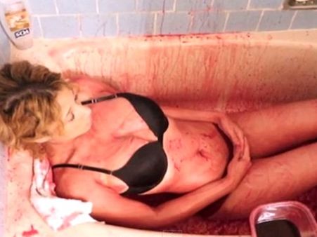 യുവത്വം നിലനിര്‍ത്താന്‍ മോഡല്‍ കുളിക്കുന്നത് പന്നിച്ചോരയില്‍