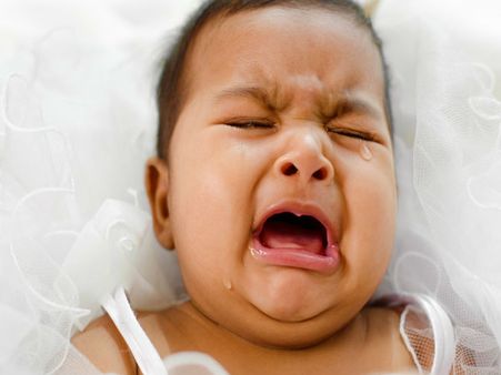 ഇയാളെ പിതാവെന്ന് വിളിക്കാമോ? ഉറക്കം നഷ്ടപ്പെടാതിരിക്കാന്‍ കുഞ്ഞിന്റെ വായില്‍ സ്റ്റിക്കര്‍ ഒട്ടിച്ചു