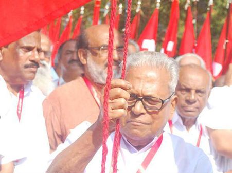 വിഎസിന് വീട്ടിലിരിയ്ക്കാം... പ്രത്യേക ക്ഷണിതാവ് മാത്രം