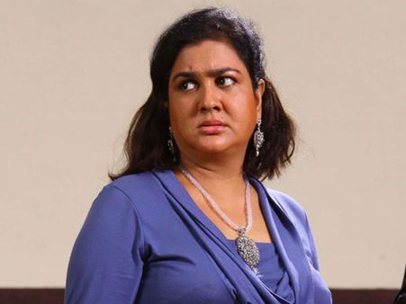 മദ്യപിച്ച് ലക്കുകെട്ട് നടി ഉര്‍വശി പൊതുപരിപാടിയില്‍, സംഘാടകര്‍ ഓടിയൊളിച്ചു?