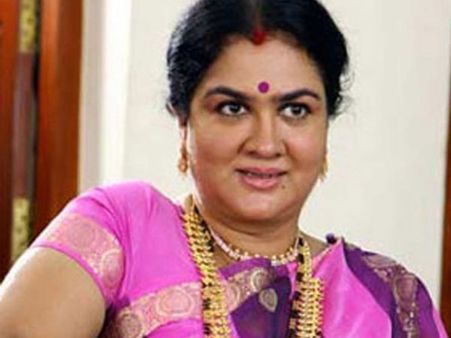 'സ്പീക്കര്‍ക്കെന്താ പരിപാടി? തോണ്ടാനും മാന്താനും സമയമില്ല', ഉര്‍വശി മദ്യപിച്ച വീഡിയോ വൈറലാകുന്നു