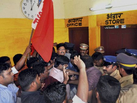 വിഷക്കായ കഴിച്ച കായിക താരങ്ങളെ എയിംസിലേക്ക് മാറ്റിയേക്കും