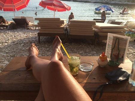 മിനി സ്കേര്‍ട്ട് ഇടുന്നത് വിലക്കി, വിദ്യാര്‍ത്ഥികള്‍ പ്രതിഷേധിച്ചത് എങ്ങനെയാണെന്നോ?