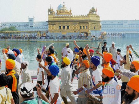 സുവര്‍ണ ക്ഷേത്രത്തില്‍ സംഘര്‍ഷം; ആറുപേര്‍ക്ക് പരിക്ക്