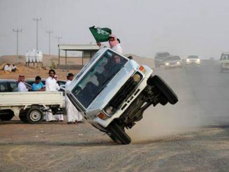 റിയാദില്‍ കാര്‍ അഭ്യാസികളെയും കാണികളെയും അറസ്റ്റ് ചെയ്തു