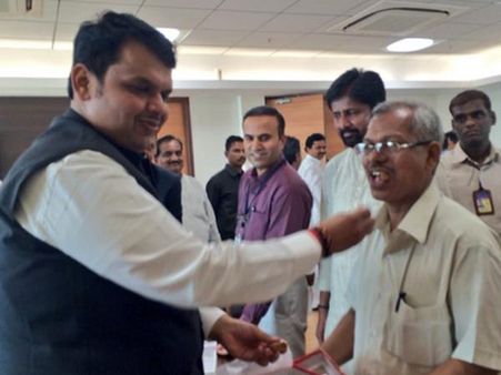 മന്ത്രിമാര്‍ കണ്ട് പഠിക്കണം ഈ 50കാരന്‍ പ്യൂണ്‍ പത്താംക്ലാസ് പാസായത്!