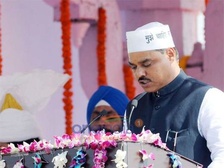 വീണ്ടും ട്വിസ്റ്റ്: ആപ്പ് നേതാവ് തോമര്‍ ഡിഗ്രി പഠിച്ചിട്ടുണ്ടത്രെ!