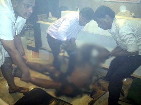 ഭീഷണി... ബോബി ചെമ്മണ്ണൂരിന്റെ ജ്വല്ലറിയ്ക്ക് മുന്നില്‍ തീക്കൊളുത്തി ആത്മഹത്യാശ്രമം