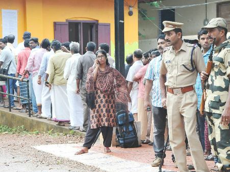 അരുവിക്കരയില്‍ കനത്ത മഴ... പോളിങ്ങും കനത്ത് തന്നെ; 50 ശതമാനം കടന്നു