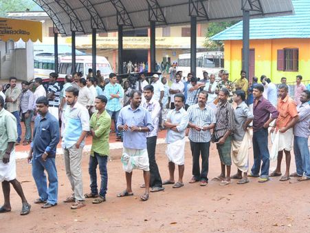 കനത്ത മഴയിലും അരുവിക്കര റെക്കോര്‍ഡ് നീന്തിക്കടന്നു... ഇനി ആര്?