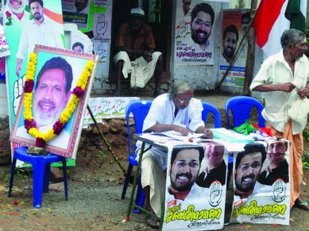 വോട്ടുപിടിയ്ക്കാന്‍ ബൂത്തുകളില്‍ കാര്‍ത്തികേയന്റെ ചിത്രവുമായി കോണ്‍ഗ്രസ്