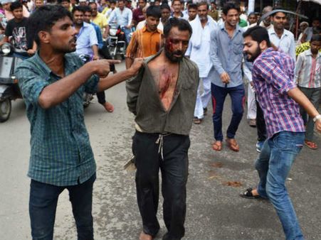 മുസാഫര്‍നഗറില്‍ മുസ്ലീം യുവാവിനെ ബജ്രംഗ് ദള്‍ തല്ലിച്ചതച്ചു, 'ഐസിസ് മോഡല്‍ വിചാരണ', വീഡിയോ