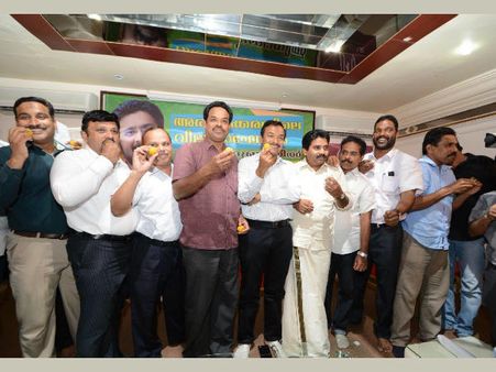 അരുവിക്കരയിലെ തിളക്കമാര്‍ന്ന വിജയം ഗള്‍ഫ് നാടുകളിലും ആഘോഷിച്ചു