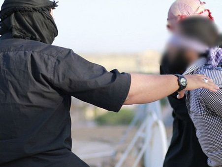 കണ്ണുകള്‍ മൂടിക്കെട്ടി, കൈകള്‍ ബന്ധിച്ച് മരണത്തിലേയ്ക്ക് വലിച്ചെറിഞ്ഞ് ഐസിസ് ക്രൂരത