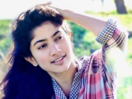 ഈ കുട്ടിയെ ഡാന്‍സ് പഠിപ്പിച്ചത് മലരാണോ? ഡാന്‍സ് ഫേസ്ബുക്കില്‍ ഹിറ്റാകുന്നു...മലരേ