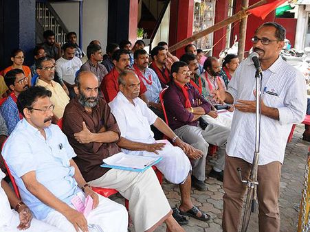 നില്‍പ് സമരത്തില്‍ നിന്ന് നിലനില്‍പ് സമരത്തിലേയ്ക്ക്... ഇത് പത്രപ്രവര്‍ത്തകരുടെ സമരം